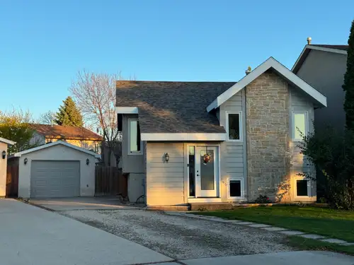PRIVATE SALE Attention to detail is evident in this updated 909 sqft 3 bedroom 2 bathroom bi-level w...