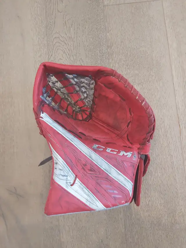 CCM Extreme Flex 4 Goalie Pads 31+1, Blocker and Glove in Hockey in Calgary - Image 3