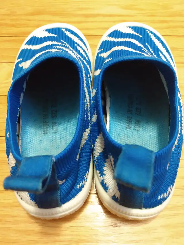 Size 9 - Jan & Jul Xplorer Knit Slip On Shoes (Blue/White) in Kids & Youth in City of Toronto - Image 3