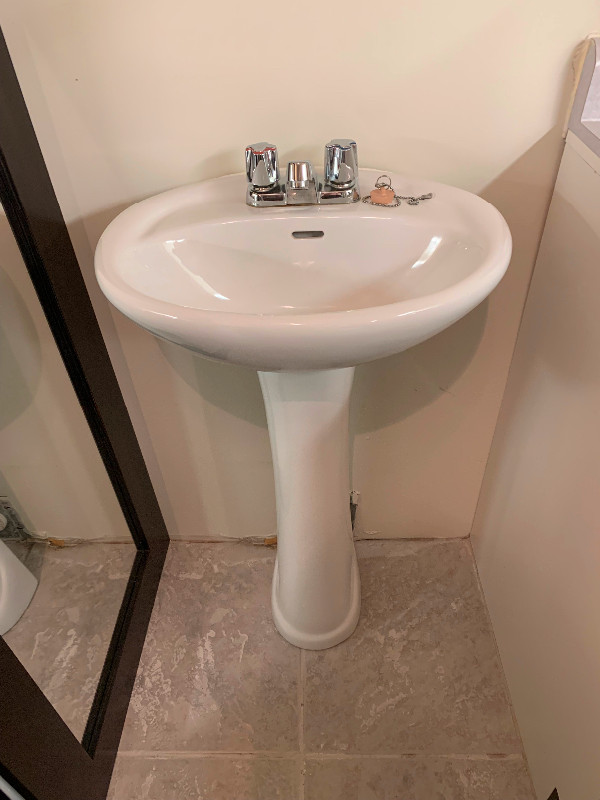 Lavabo sur pied avec robinetterie dans Articles pour la salle de bains  à Ville de Québec