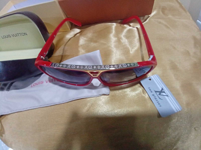 Louis Vuitton red sunglasses new in box dans Art et objets de collection  à Ville de Montréal - Image 4