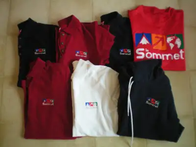 Lot de 7 vêtements concernant l'uniforme de l'École Le Sommet à Notre-Dame-des-Laurentides, CSDPS: A...