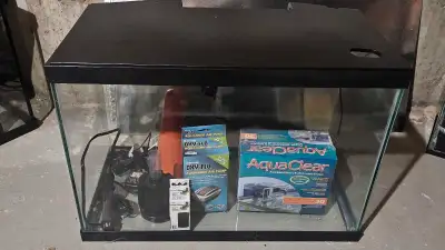 Two 20 gallon aquariums , Voir plus