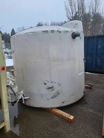 2500 gallon poly tank. Can arrange delivery if required, price to be discussed.
