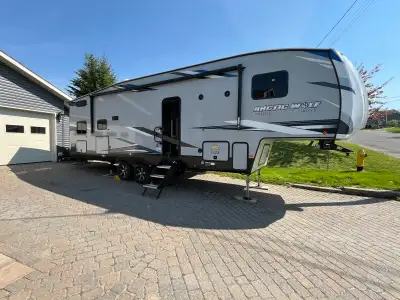 Beautiful family-friendly fifth wheel in excellent condition. Only used for 2 seasons and meticulous...