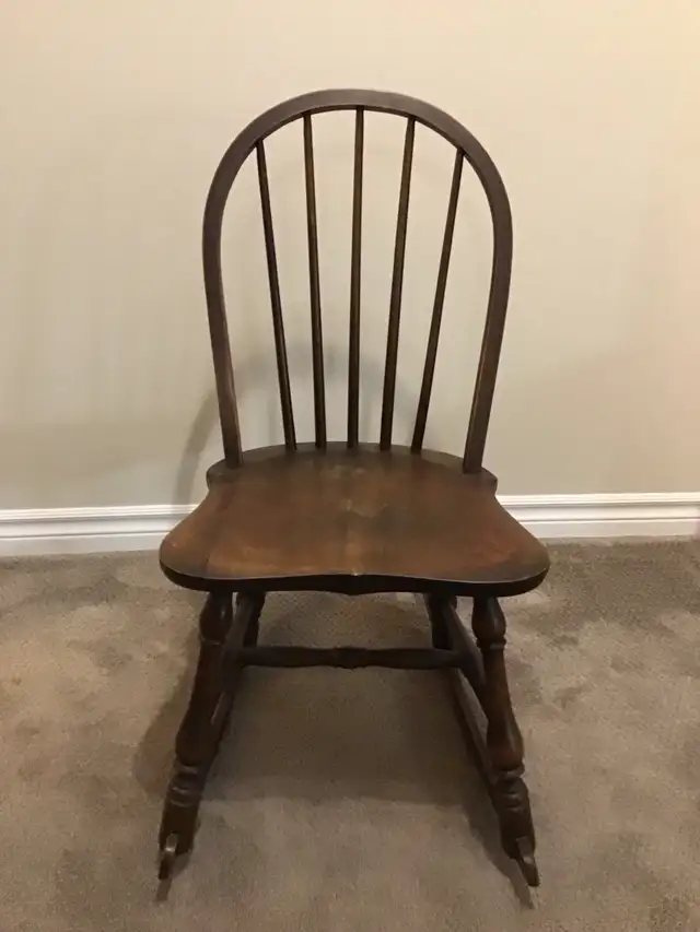 Small wooden Antique rocking chair. in Chairs & Recliners in Ottawa - Image 3