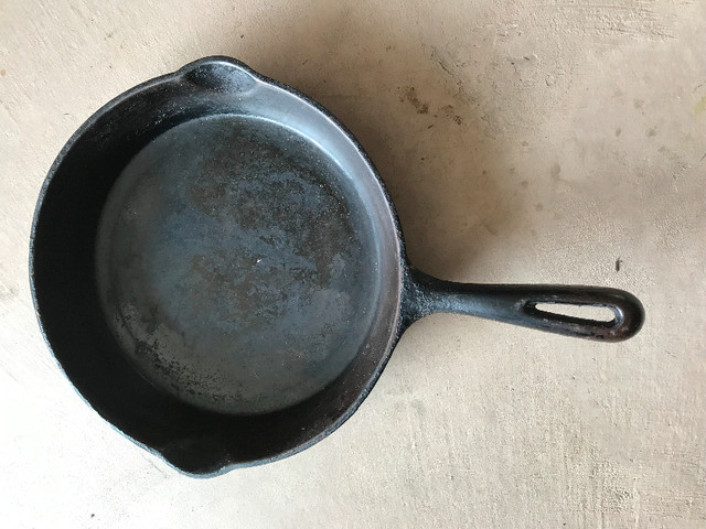 Cast iron fry pan (vintage) in Arts & Collectibles in St. Catharines