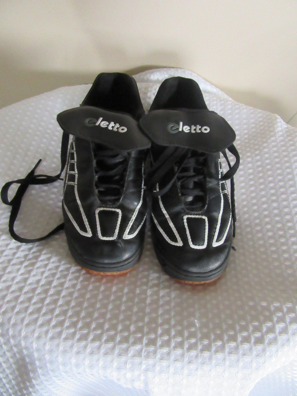 Eletto indoor soccer shoes Ladies size 8 or guys size 6 in Soccer in Edmonton - Image 2