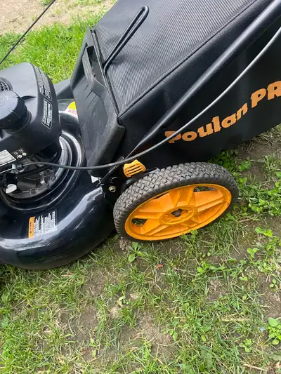 Tondeuse à pousser Honda avec sac et sortie latérale - 300$ , View more