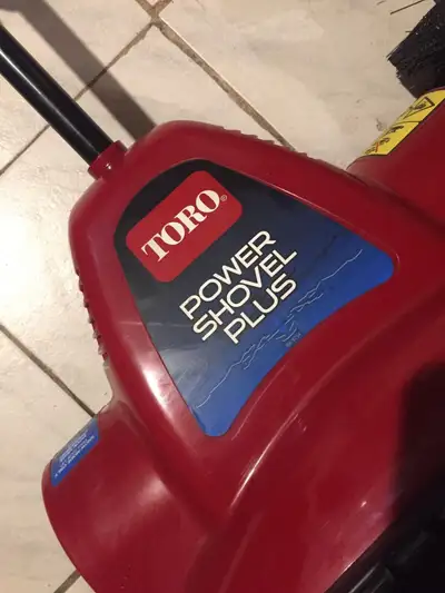 C’est une pelle télescopique électrique qui souffle la neige très loin(20’) ,fonctionne jusqu’à conc...
