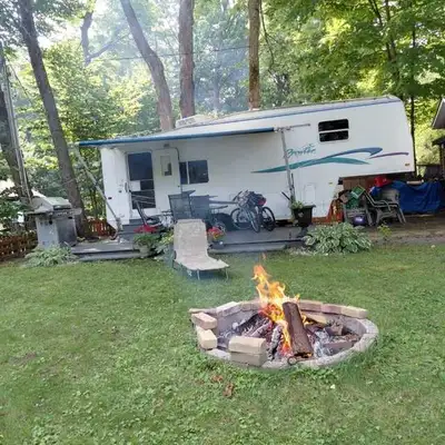 Goulotte charmante au bout d’une rue tranquille, à 1 min du lac. Terrain spacieux entouré d’une bell...