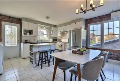 Beau grand 5 1/2 à louer pour personne qui recherche un endroit calme et paisible. Le 5 1/2 a été ré...