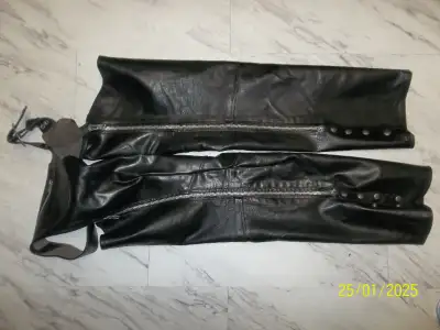 Leather motorcycle riding chaps. Model Golden Crown made in Montreal Canada by Bristol. Medium size...