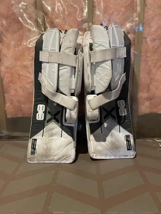 Bauer Vapor x5 pro goalie pads in Hockey in Lloydminster - Image 3