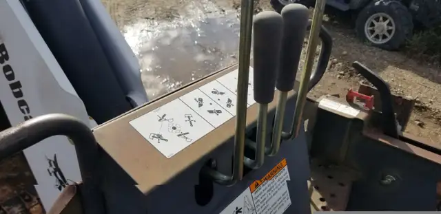 2003 Bobcat 709FDS Skid Steer Backhoe Attachment in Heavy Equipment in Regina - Image 10