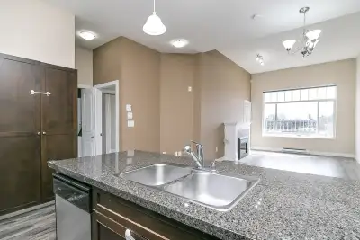 2 bedroom 2 full bathroom Top Floor, Bright & Spacious. South East Facing. Morning sunrise views. So...