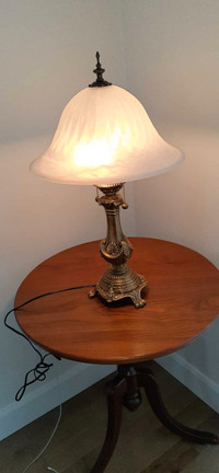Lampe de table de style antique avec abat-jour en verre