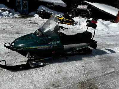 Just fully serviced, clean carbs, new battery.. Great Sled. Pick up in Barrie…