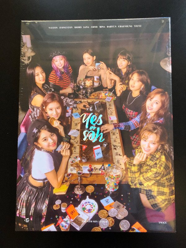TWICE Yes or Yes CD *New/Sealed* with Photocards dans CD, DVD et Blu-ray  à Ville de Montréal