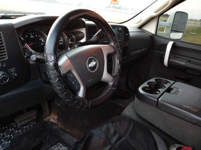 2008 Chevrolet silverado  in Cars & Trucks in London - Image 3