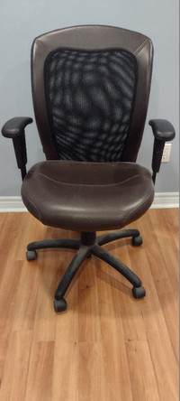 Chaise de Bureau (Brun foncé) / Desk Chair (Dark Brown)