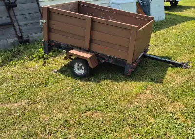 This utility trailer, measuring 4x6, is ready to haul your gear! It's seen its share of adventures,...