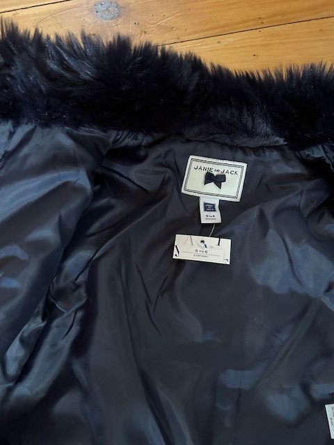 Girls Dark Navy Fur Coat - Size 5 - 6 in Kids & Youth in Ottawa - Image 4