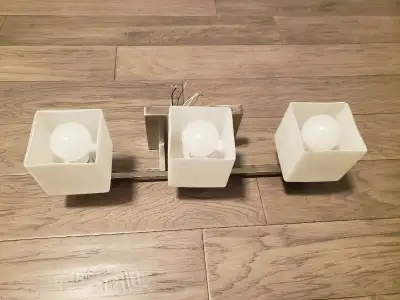 Bulbs included and working! All hardware included. Comes from a smoke free home.