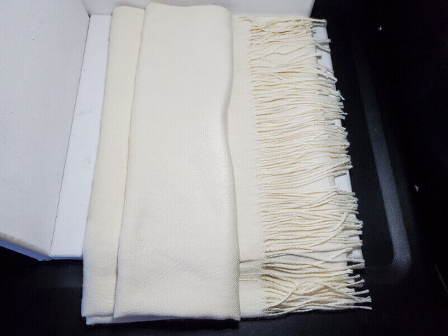 GongFei winter warm scarf milk white brand new / foulard d'hiver dans Autre  à Ouest de l’Île