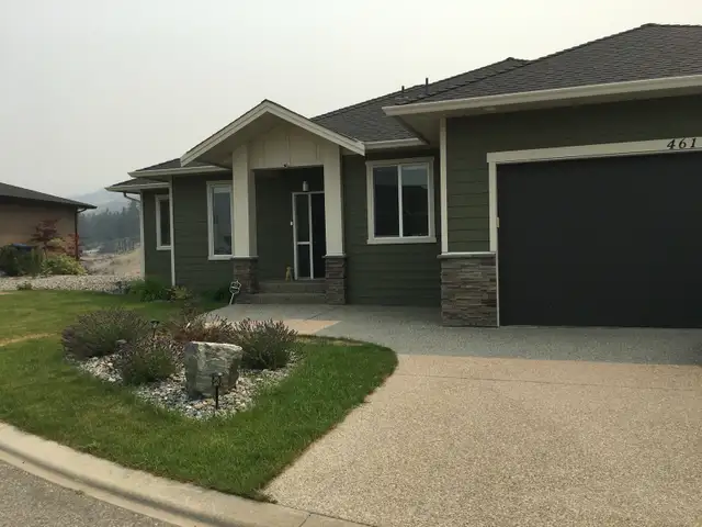 3 bedrooms  with private yard and entrance 