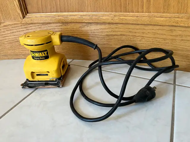 Dewalt Heavy Duty Sander in Power Tools in Calgary - Image 2
