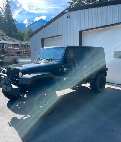 Take a look at this rugged 2008 Jeep Wrangler Unlimited, boasting a 4" lift and beefy 35" tires, per...