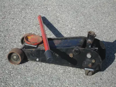 Just doing a garage clean up today. Selling this heavy duty 3 ton hydraulic floor jack on wheels for...