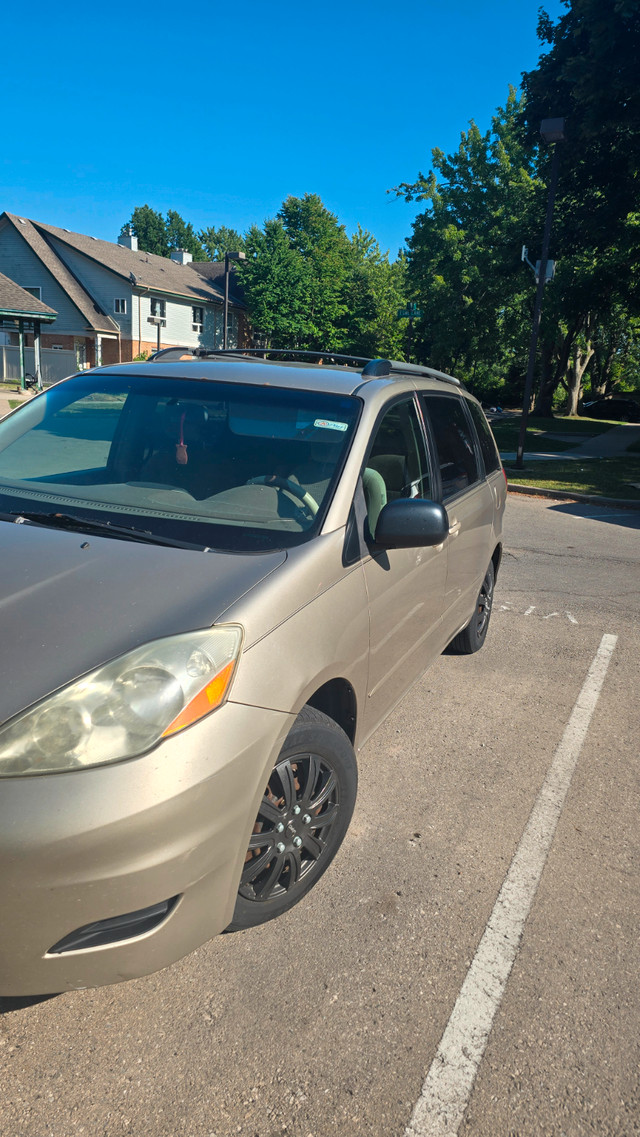 2006 toyota Sienna in Cars & Trucks in St. Catharines