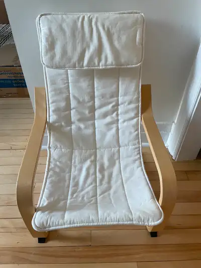 Chaise pour enfant, modèle POÄNG IKEA, de couleur blanche en très bon état et propre. La housse a ét...