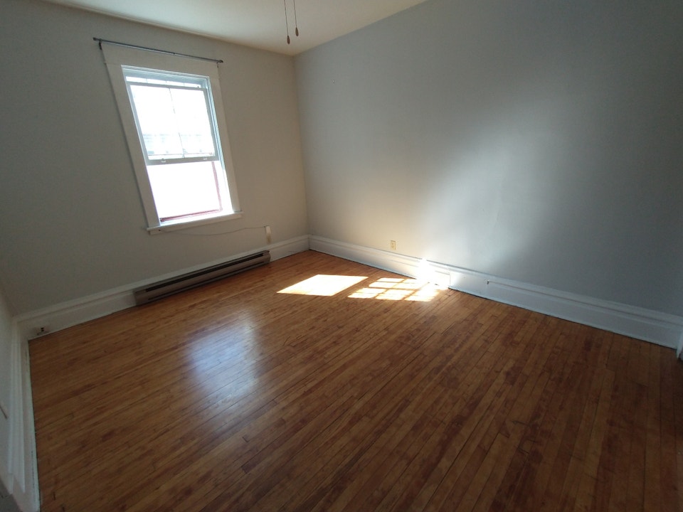 2 bdrm Old Ottawa East- Main/Hazel- short commute to CHEO 5
