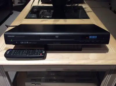 Lecteur dvd-cd TOSHIBA modèle SD-1800 fabriqué année 2002, vient avec manette, fonctionne très bien.