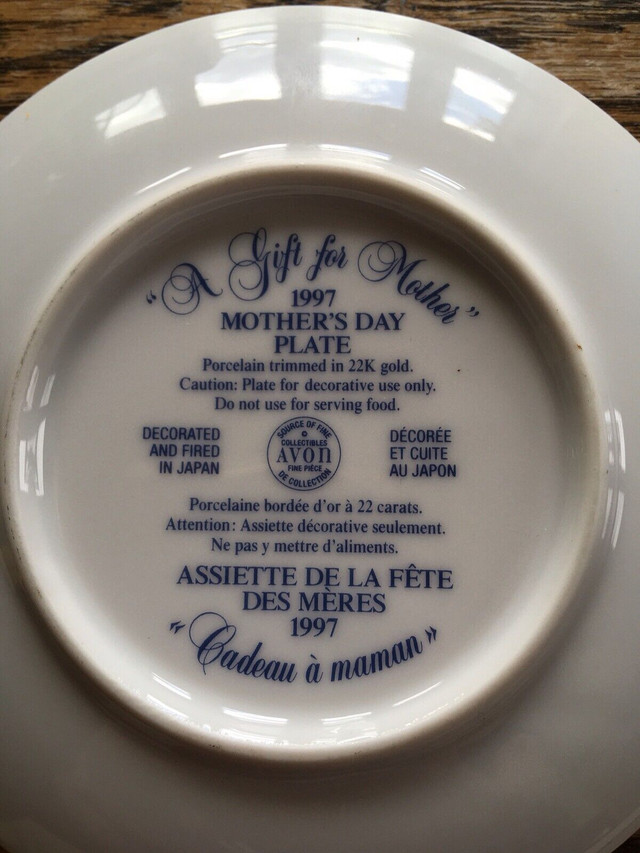 VINTAGE AVON 1997 MOTHERS DAY PLATE GOLD TRIM in Arts & Collectibles in Gatineau - Image 4