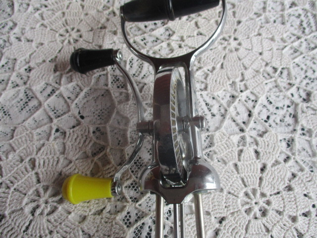 Rare "Super Whirl" Egg Beater, Double Cranks, Two Speed 1960's in Kitchen & Dining Wares in New Glasgow - Image 2