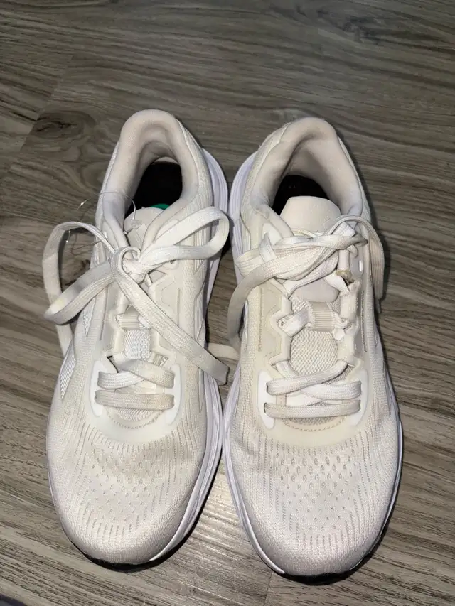 Adidas women’s sneakers shoes chaussures femmes  in Women's - Shoes in City of Montréal - Image 2