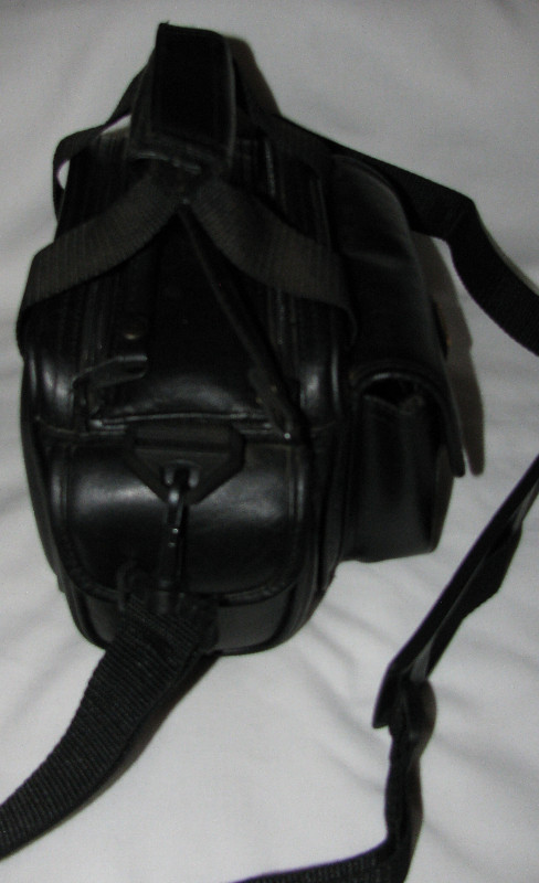 Small Black Leather-Look OPTEX Camera Bag with Shoulder Strap in Cameras & Camcorders in Saint John - Image 4