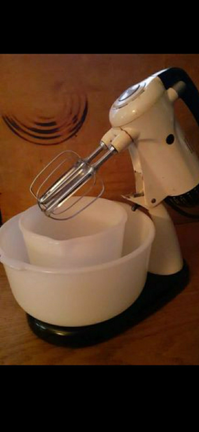 Vintage Sunbeam Mixmaster with 2 Bowls 1950s in Arts & Collectibles in Hamilton - Image 3