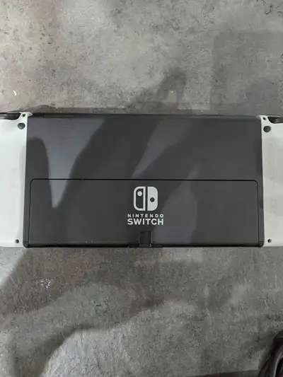 Selling my Nintendo Switch OLED, it's in good condition and comes with all the original accessories...