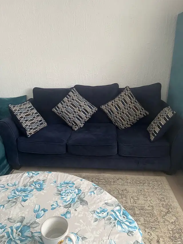 Canapé 3 places  in Chairs & Recliners in Laval / North Shore - Image 4