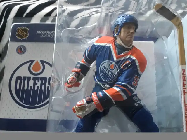 McFarlanes Sport Picks Legends Wayne Gretzky Oilers  in Arts & Collectibles in Red Deer - Image 5