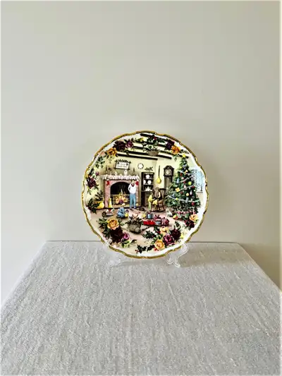 CHRISTMAS DECORATIVE PLATE ROYAL ALBERT BONE CHINA 1989, View more