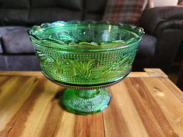 ANTIQUE Brody Co. M6000 emerald green glass compote dish in Arts & Collectibles in Fredericton - Image 2