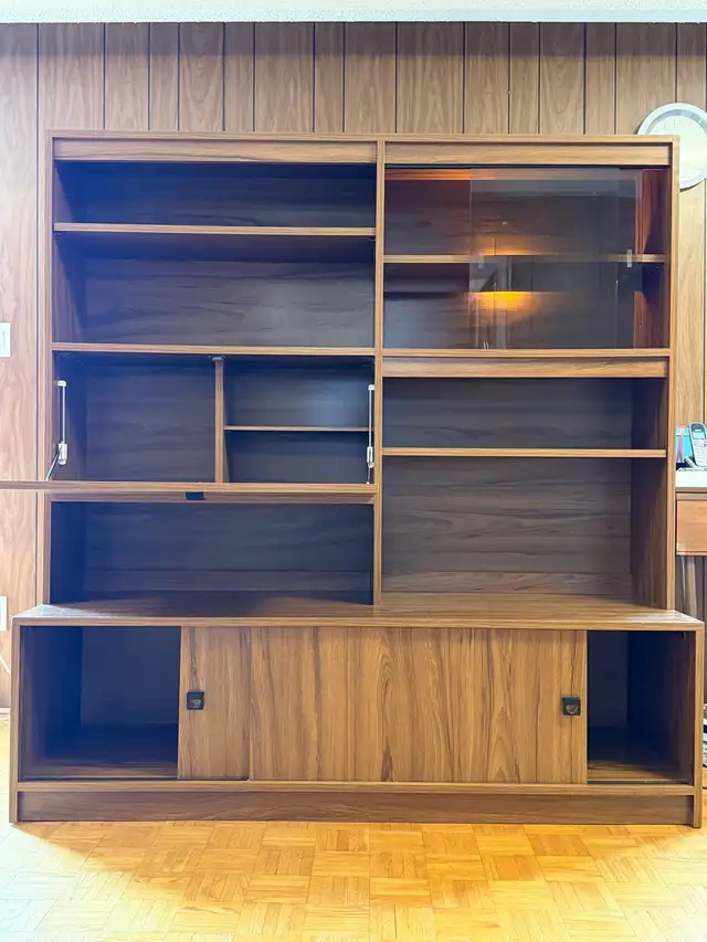 1970s MCM Walnut Wall Unit – Glass Display / Bar Cabinet in Hutches & Display Cabinets in City of Toronto - Image 5