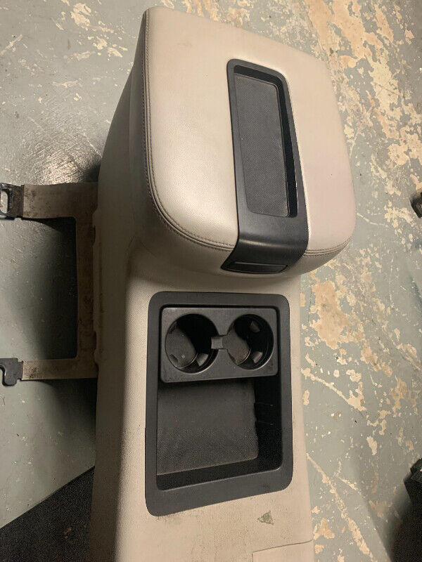 2007 - 2014 Chevy gmc truck / suv centre console in Other Parts & Accessories in Hamilton - Image 2