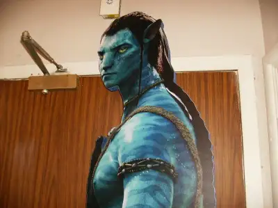 Rare Collectable Sam Worthington / Jake Sully as Na'vi display. In great condition. Stands 7' 3 (87...